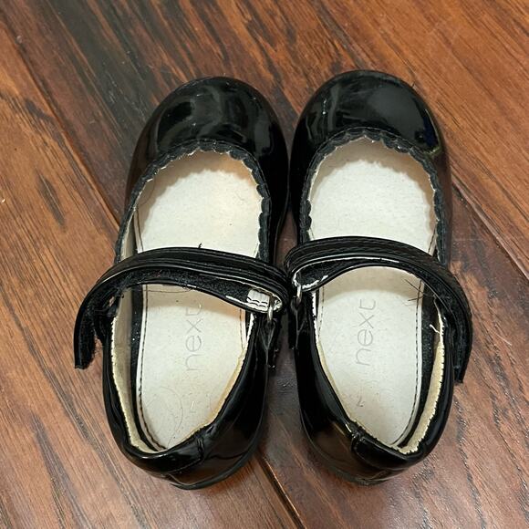 Next brand 7 Toddler Black Patent Ballet Flats Scallop Detail Holiday Classic - Picture 2 of 6